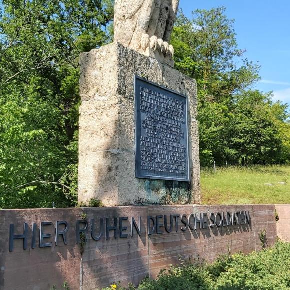 Le cimetière Allemand 2000 soldats reposent en ce lieu