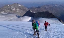 La cordée sur un beau glacier