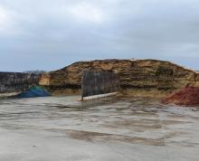 Stockage des intrants à gauche déchets papier imprimerie Beaulieu a droite déchets de fleurs de moutarde