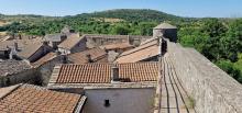 La Couvertoirade, enceinte avec des tours rondes ou carrées reliées par un chemin de ronde