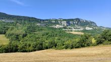 Roquefort-sur-Soulzon village adossé à des falaises où se trouvent les caves du Roquefort