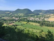 Village de Nant et le mont Saint-Alban, montagne singulière avec ses 2 bosses,