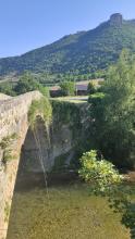  Pont de la Prade qui enjambe la Dourbie, ROC Nantais à l'horizon