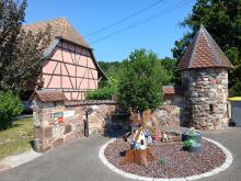Vauthiermont: Belle petite maison et ses décorations originalesf
