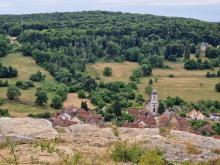 Plateau du camp de César et le village de Chariez