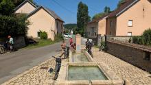 Sourans: une fontaine