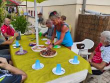 Chez Mireille: Corinne au travail