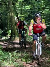 Dans les bois: Richard notre pilote et Michel H notre serre file