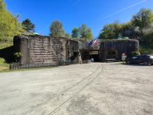 Maginot  Four-A-Chaux: Vue sur l'entrée de l'ouvrage où  des coupelles d'acier sont visibles 