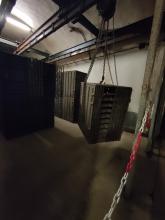 Maginot  Four-A-Chaux  : Caisses de munition  transportées à l'aide de rails au plafond des galeries, fonctionnement à l'aide d'un moteur électrique