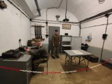 Maginot  Four-A-Chaux : Centre de commandement  les officiers utilisaient le téléphone pour communiquer les coordonnées des tirs aux  soldats situés dans les blocs de combat